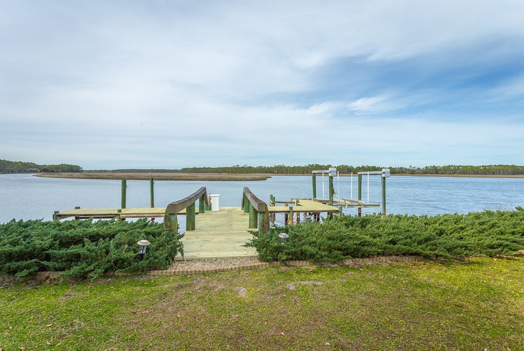 556 River Rd, 32322