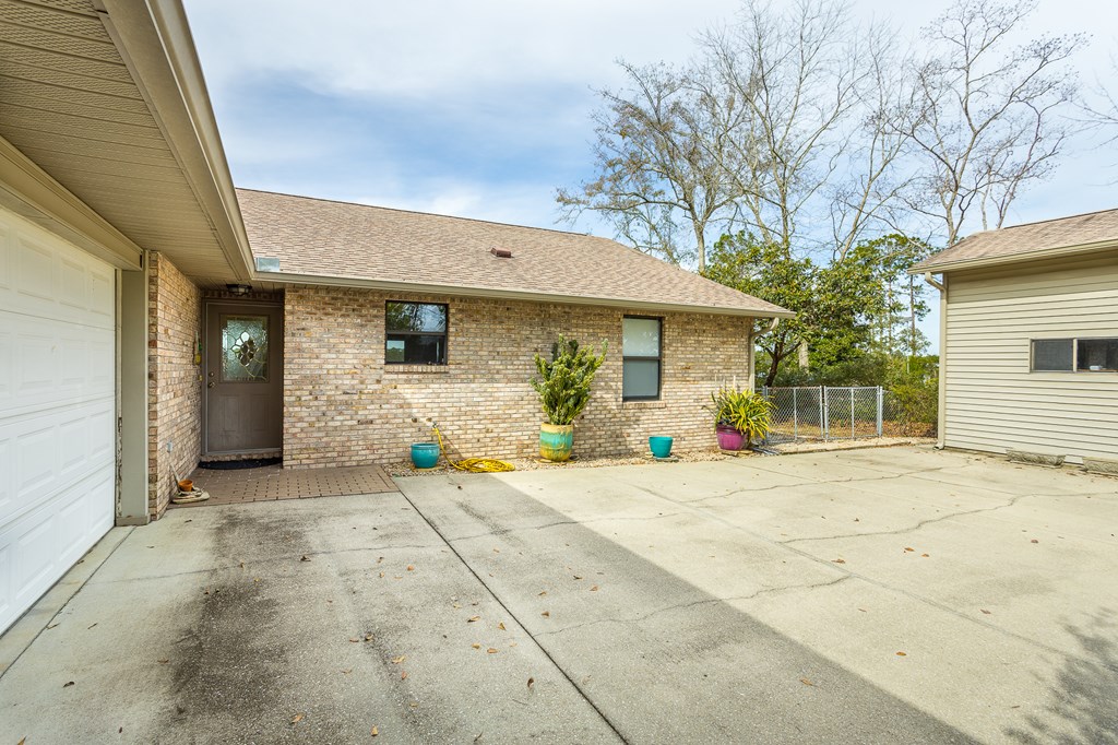 556 River Rd, 32322