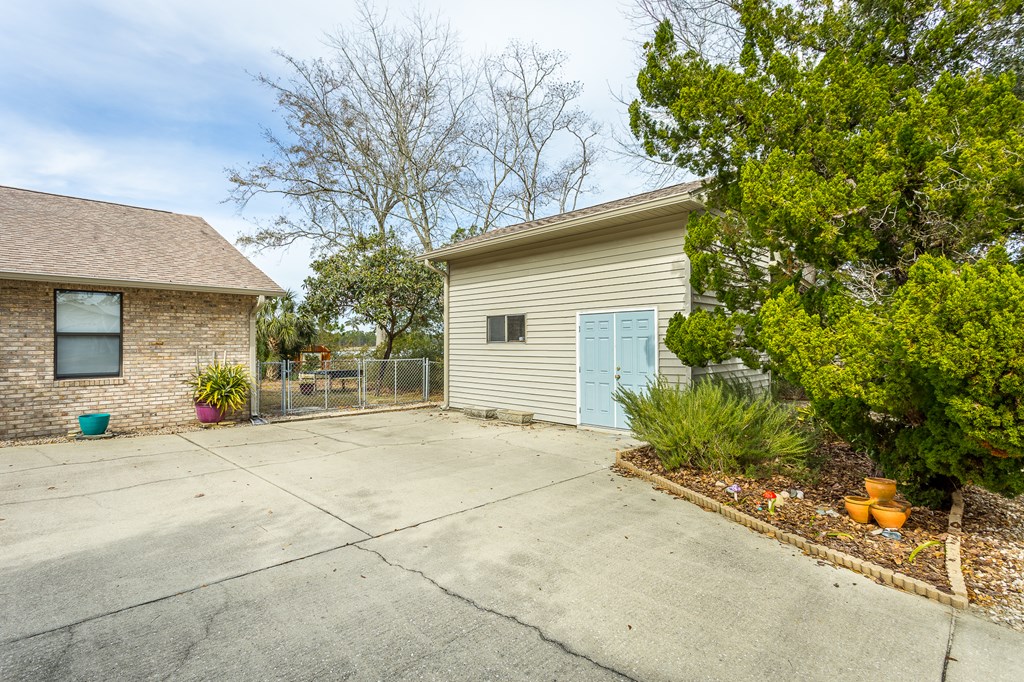 556 River Rd, 32322