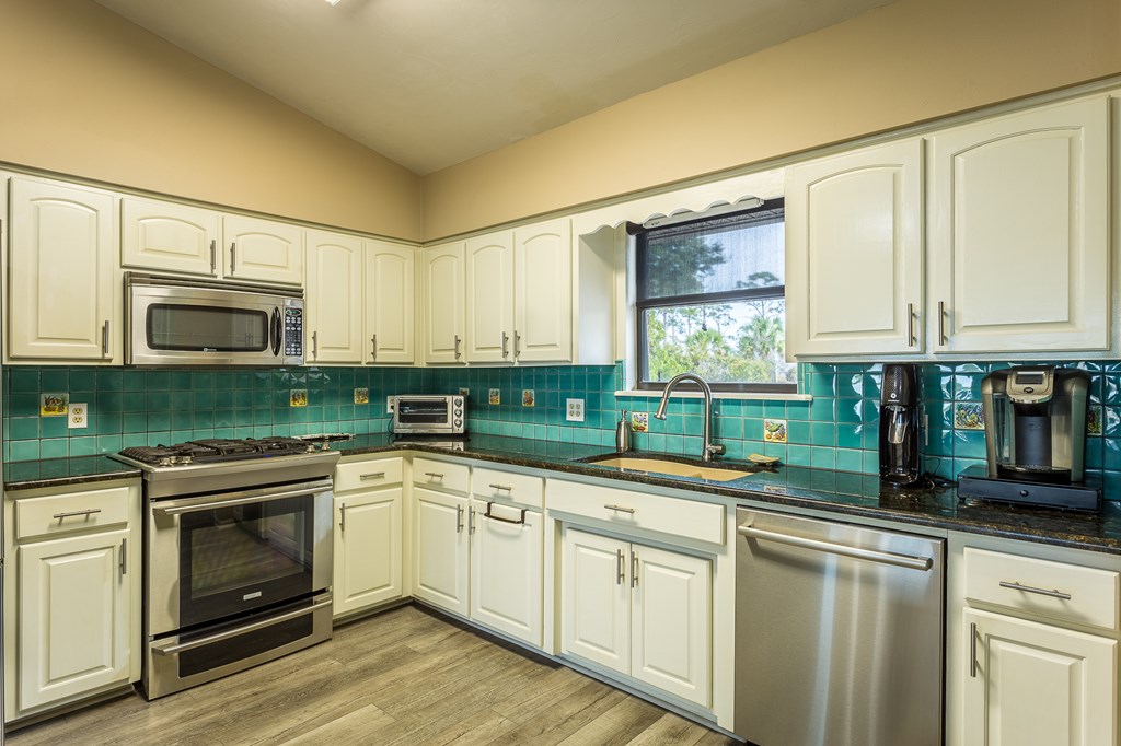 556 River Rd, 32322