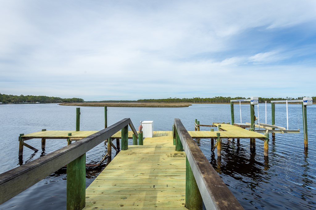 556 River Rd, 32322