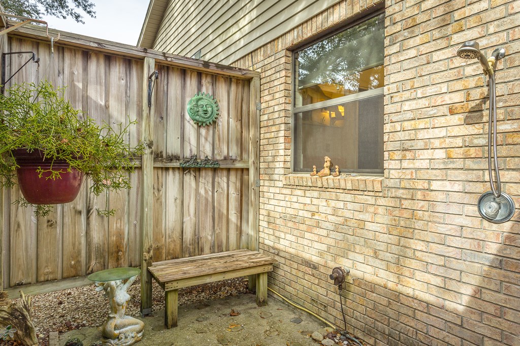 556 River Rd, 32322