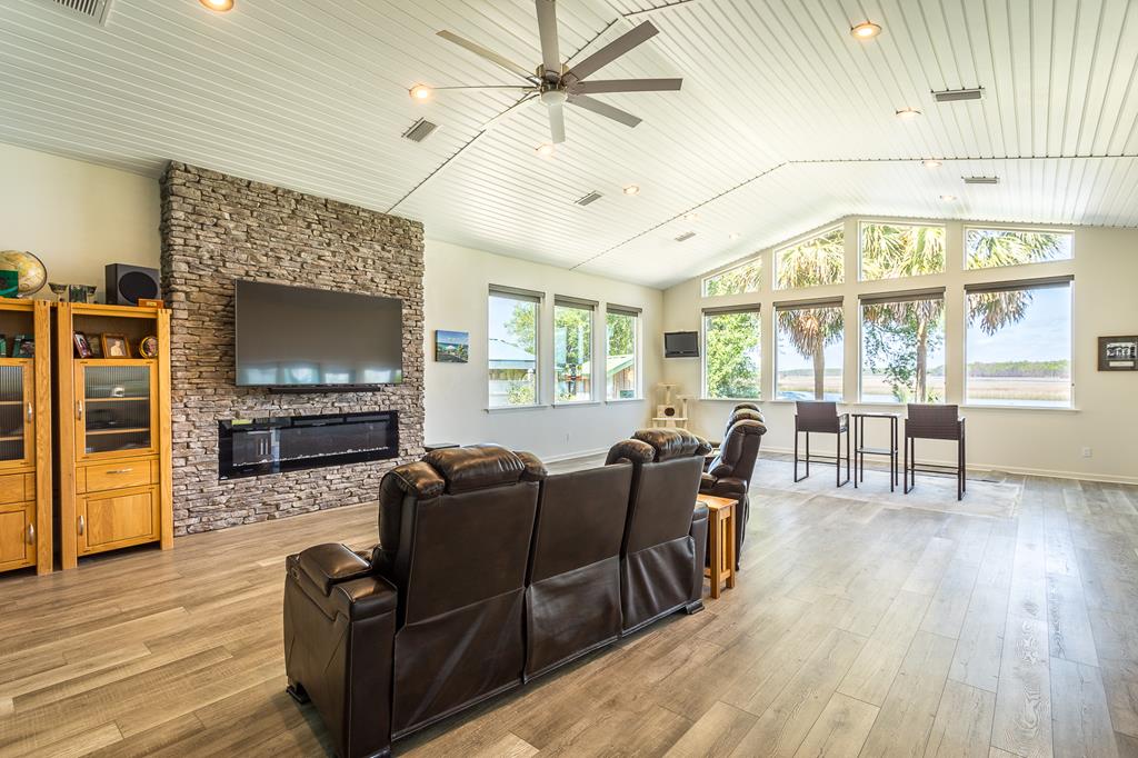 556 River Rd, 32322