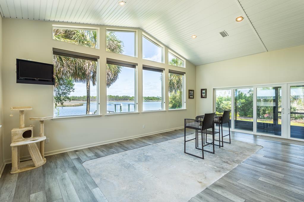 556 River Rd, 32322