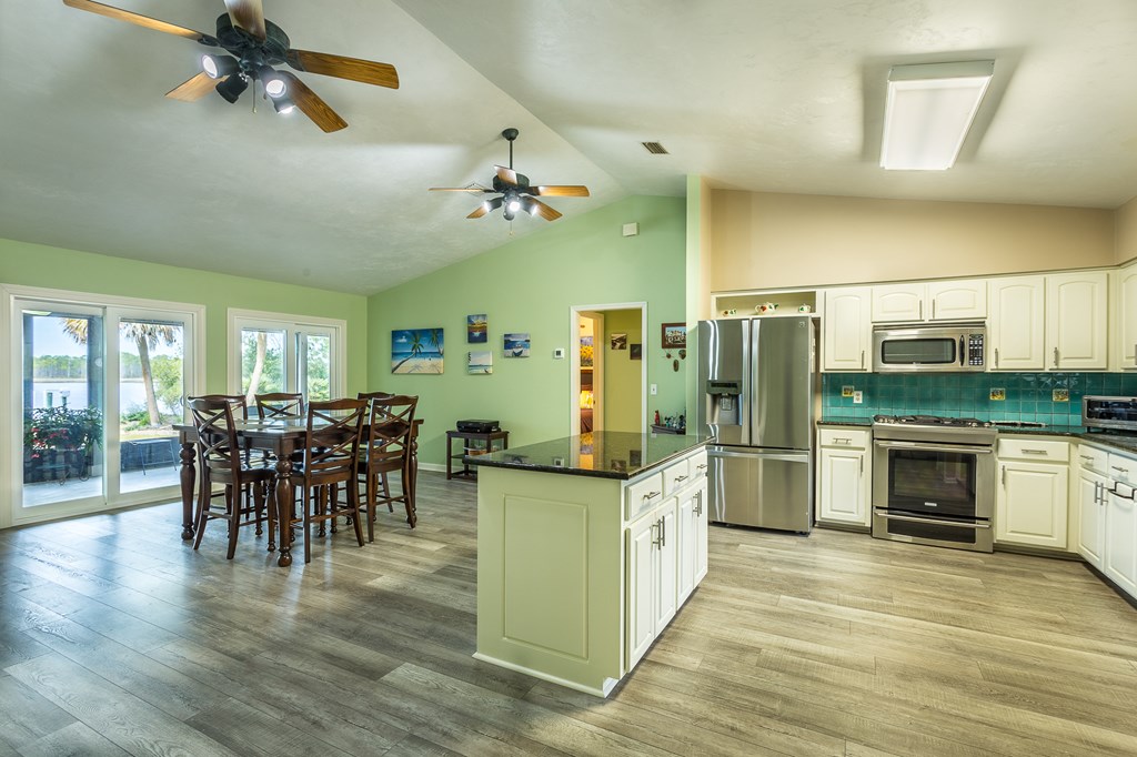 556 River Rd, 32322