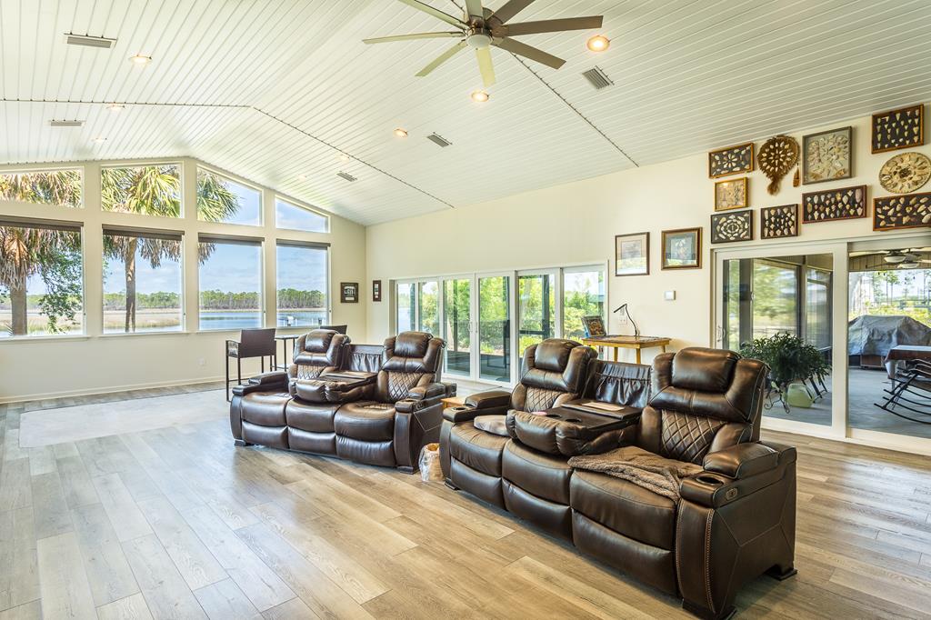 556 River Rd, 32322