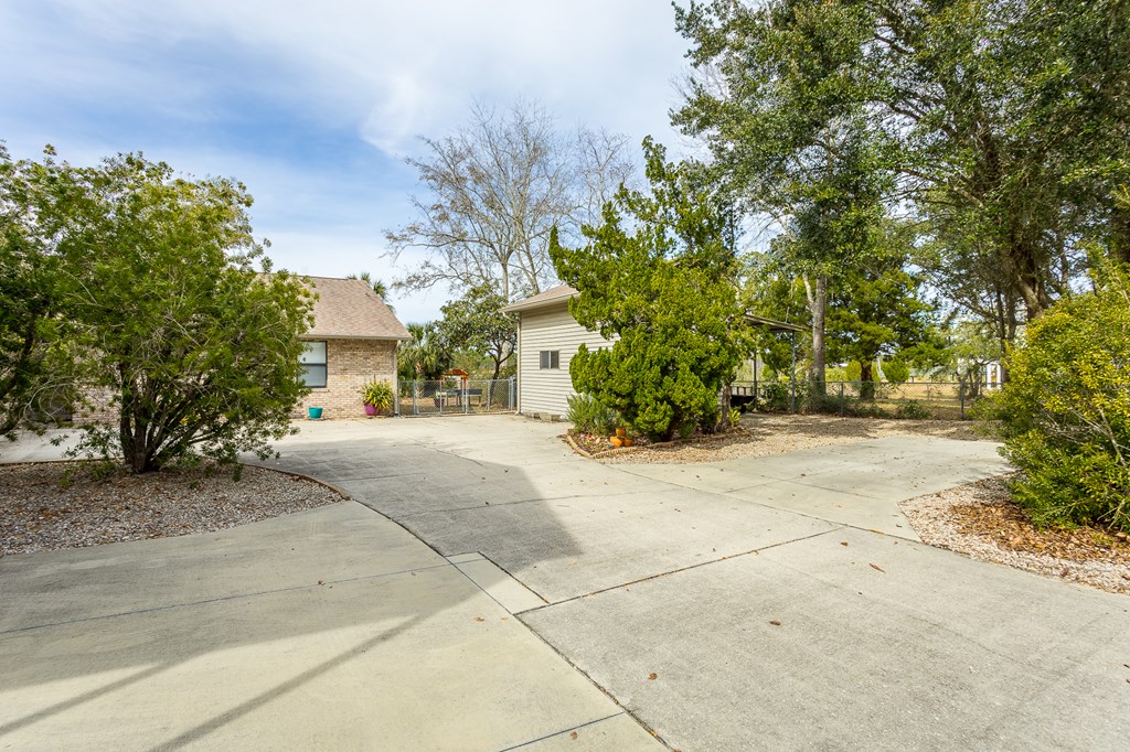 556 River Rd, 32322