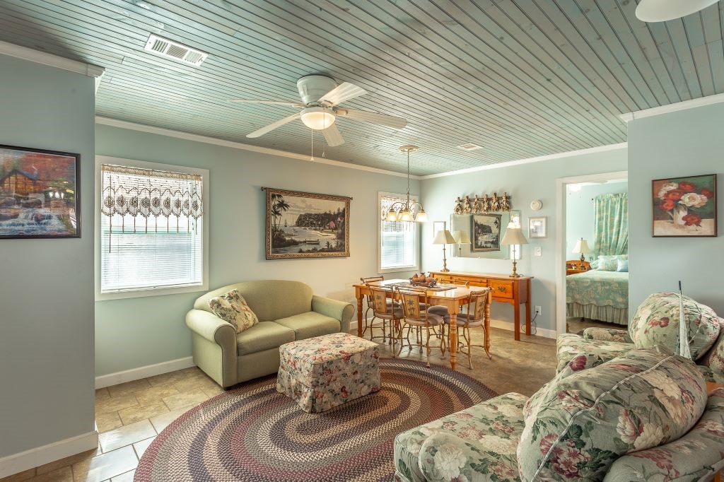 16-6 Collins Ave, 32323