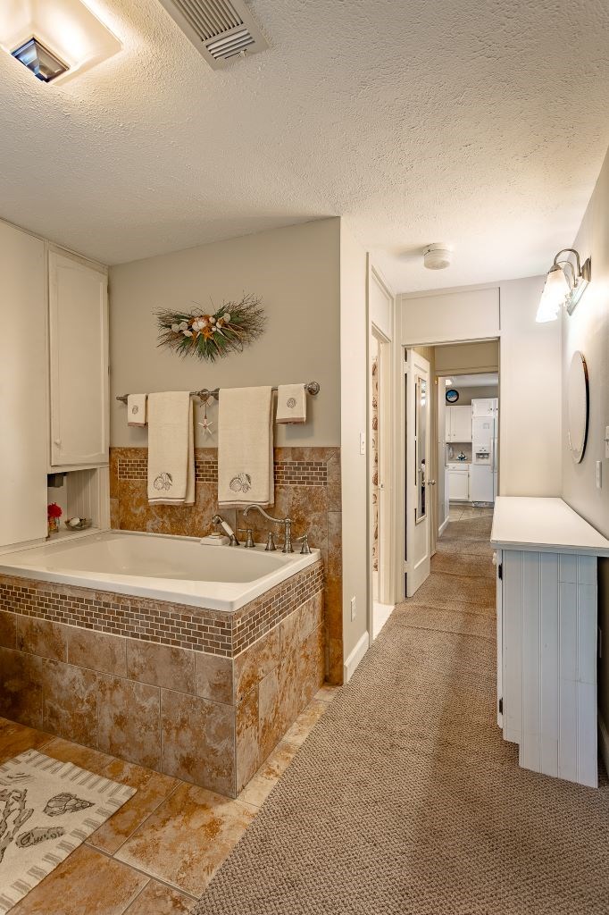16-6 Collins Ave, 32323