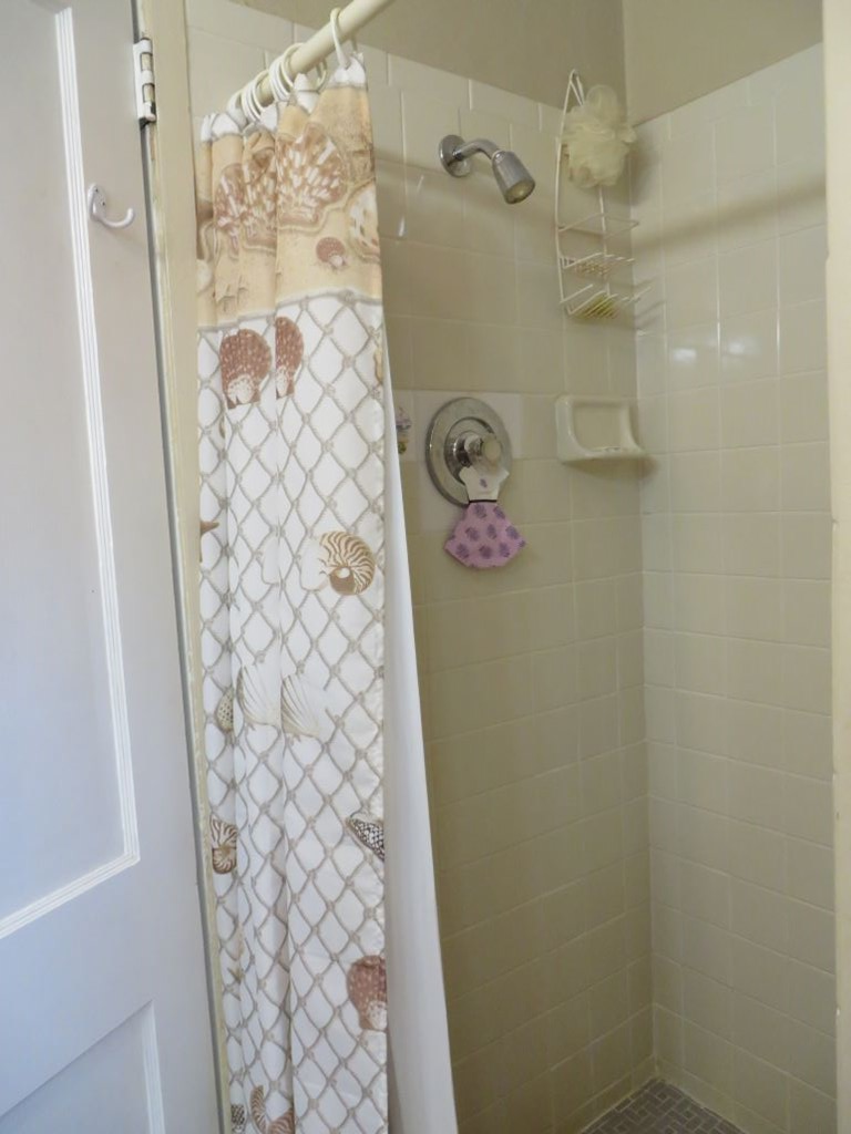 16-6 Collins Ave, 32323