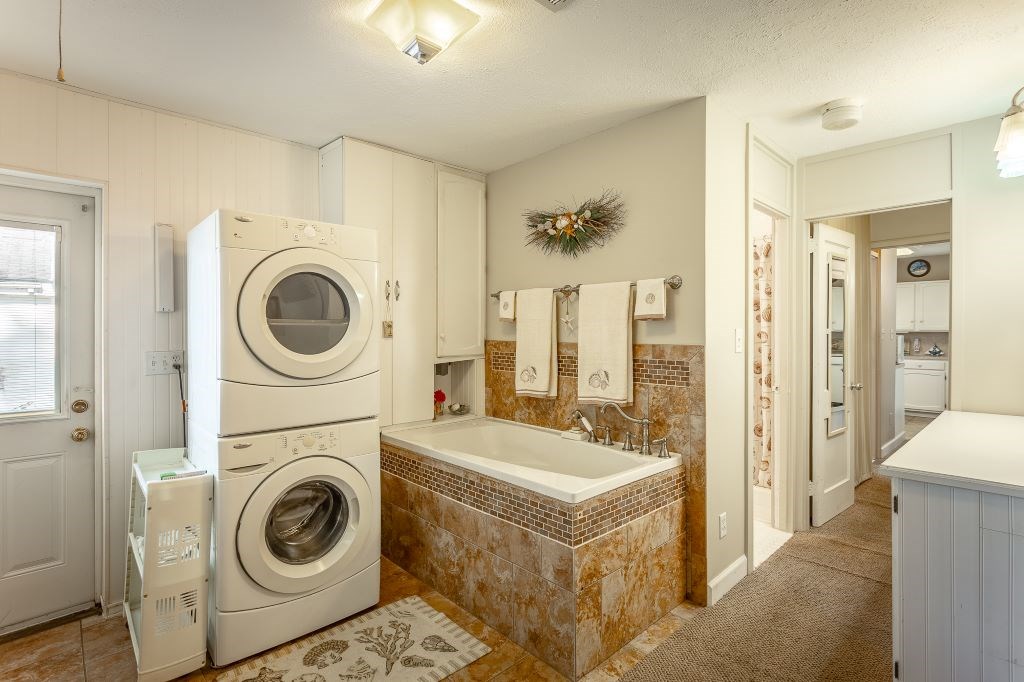 16-6 Collins Ave, 32323