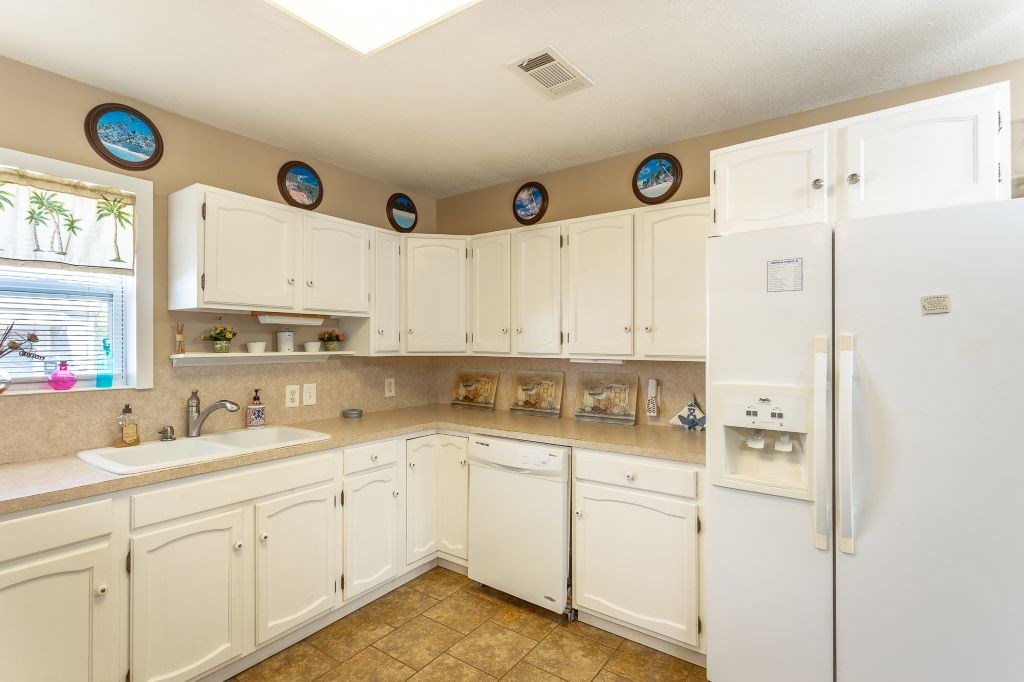 16-6 Collins Ave, 32323