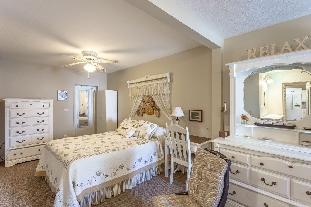 16-6 Collins Ave, 32323