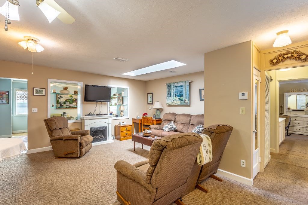 16-6 Collins Ave, 32323