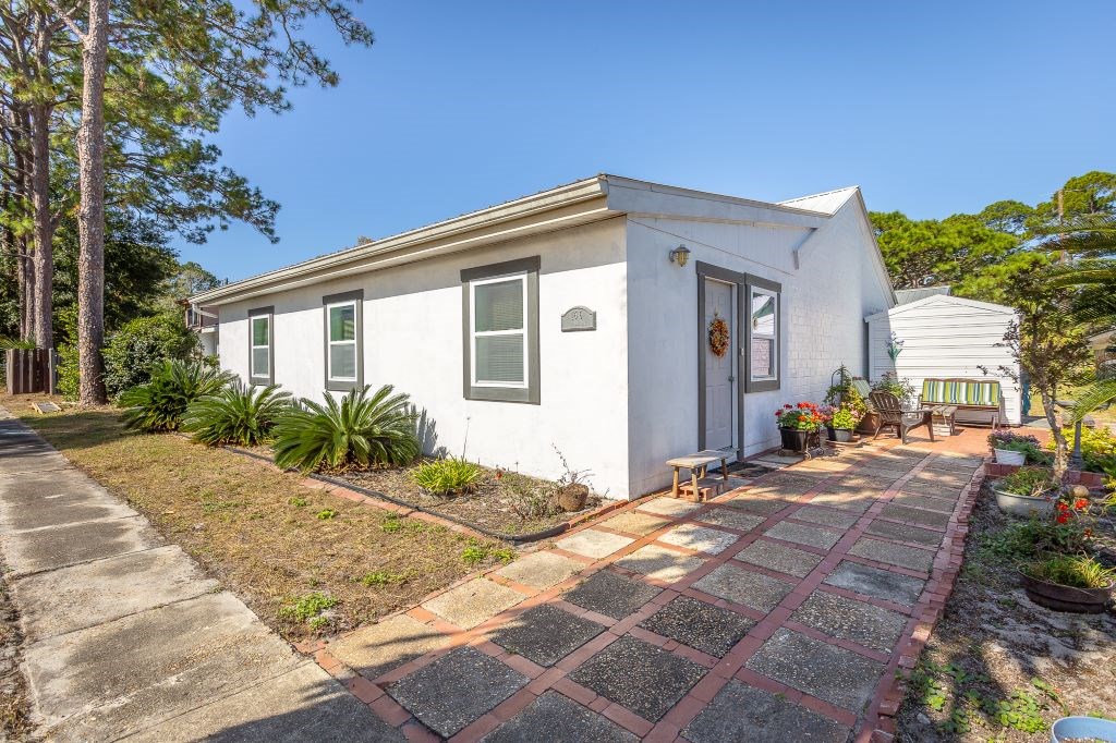 16-6 Collins Ave, 32323