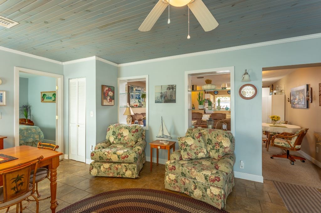 16-6 Collins Ave, 32323