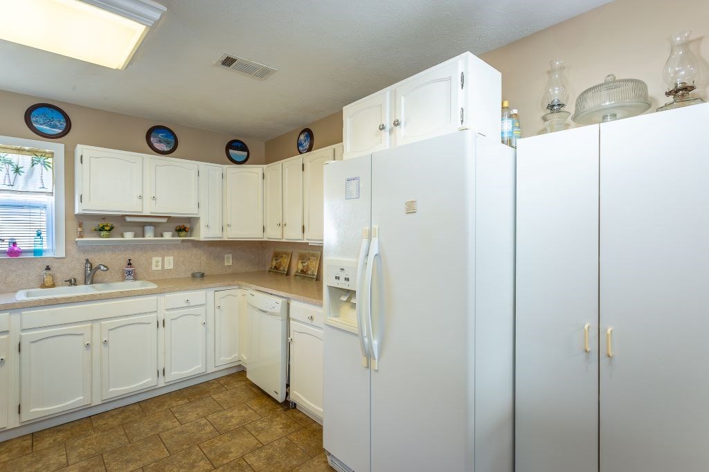 16-6 Collins Ave, 32323