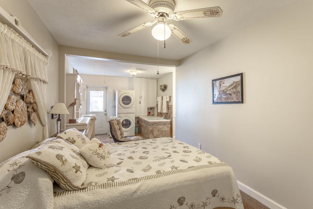 16-6 Collins Ave, 32323