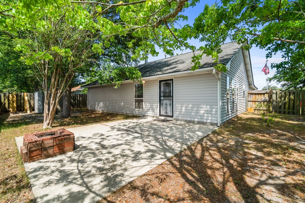 142 Heritage Cir, 32407