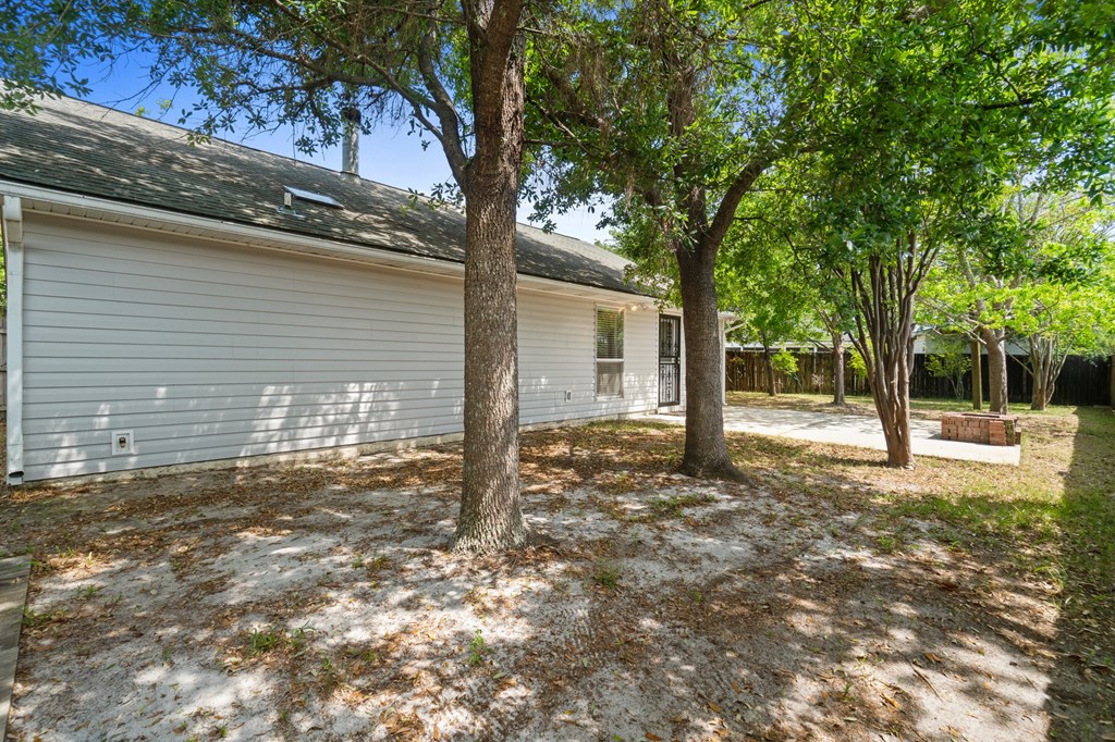 142 Heritage Cir, 32407