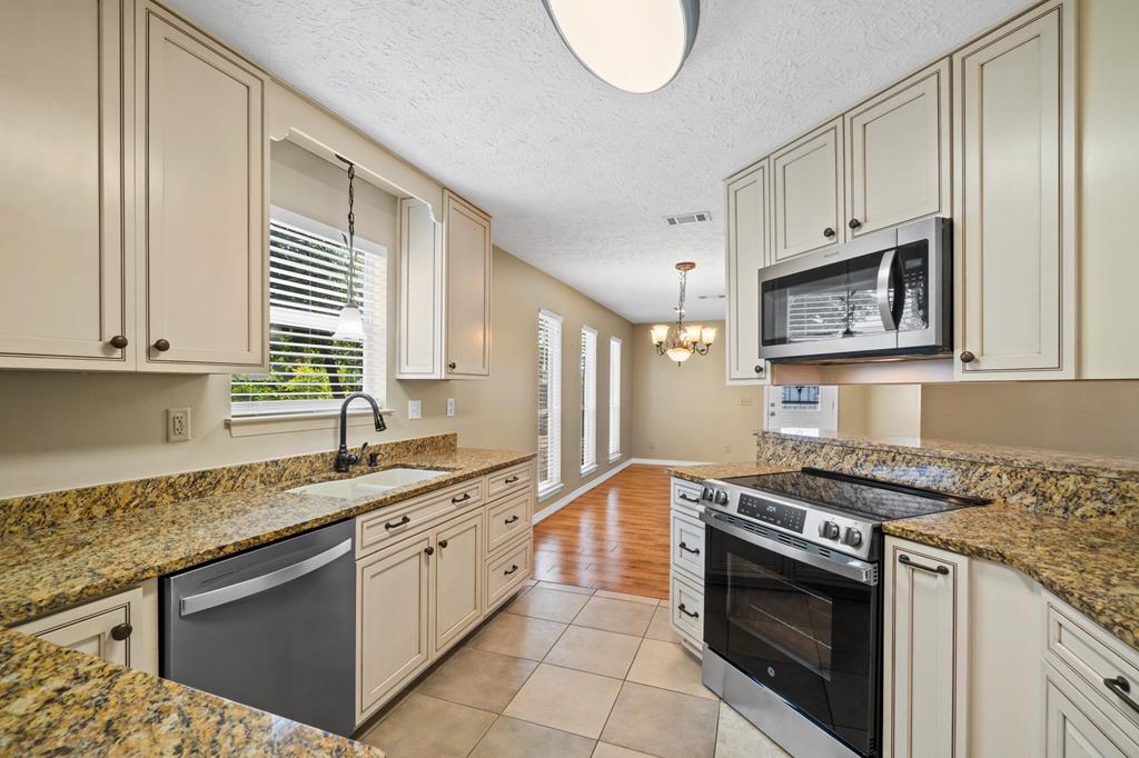 142 Heritage Cir, 32407