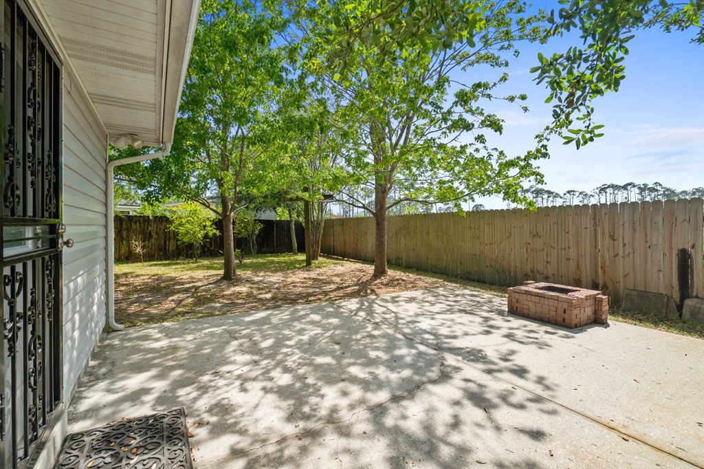 142 Heritage Cir, 32407