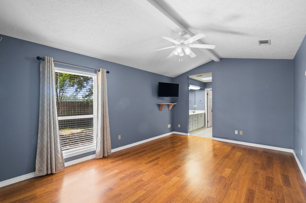 142 Heritage Cir, 32407