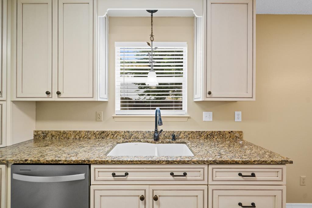 142 Heritage Cir, 32407