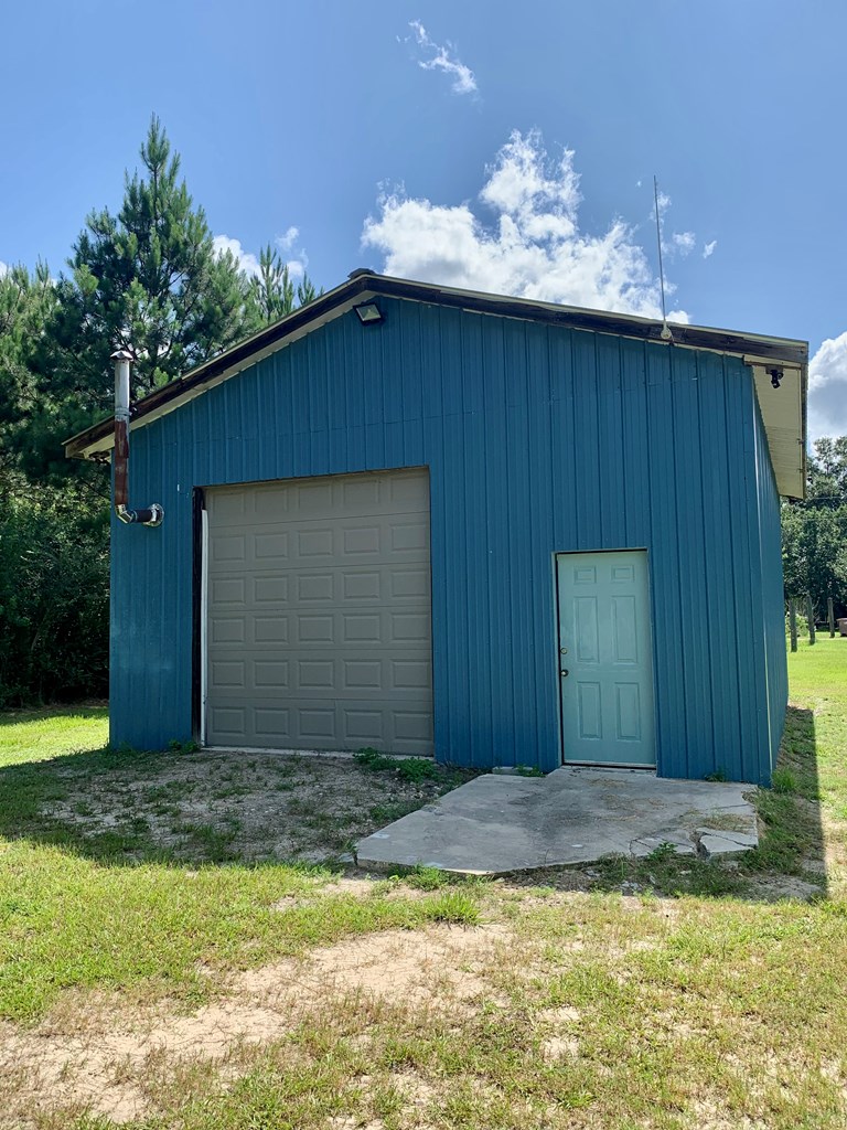 6529 Farm Rd, 32465