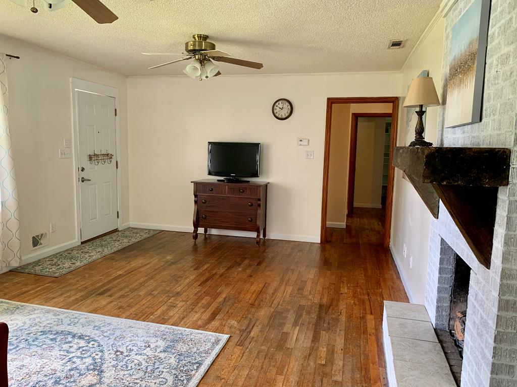 6529 Farm Rd, 32465