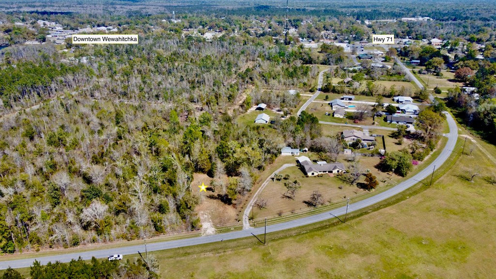 703 W River Rd, 32465