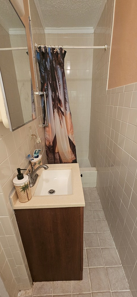 15-3 Collins Ave, 32323