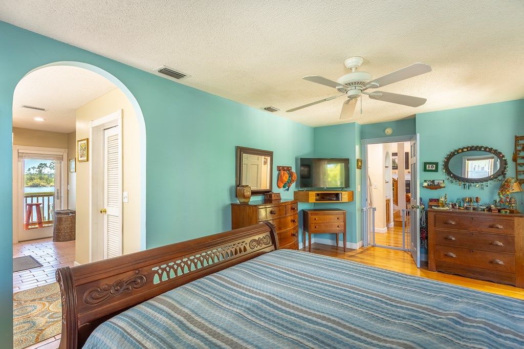 433 River Rd, 32322