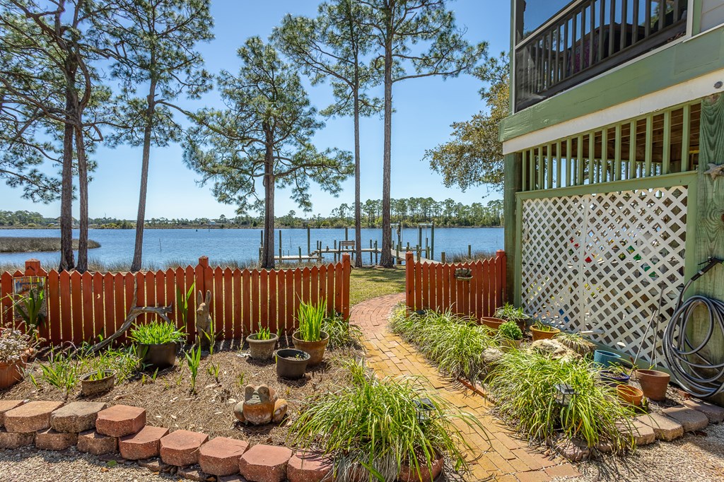 433 River Rd, 32322