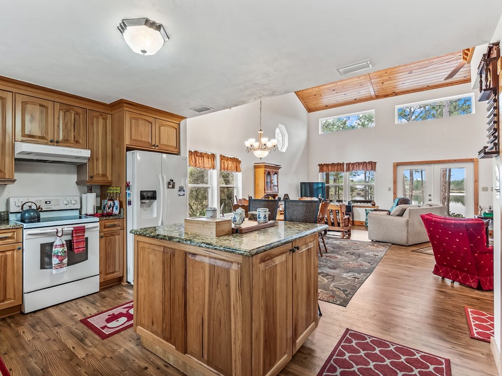 221 Folks Dr, 32322