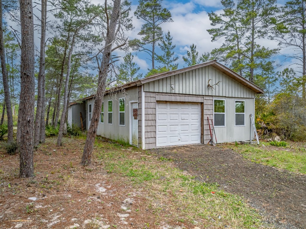 221 Folks Dr, 32322