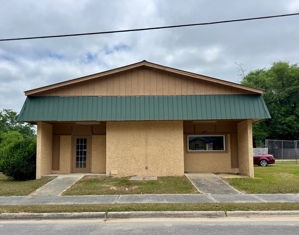 120 N 2nd St, 32465