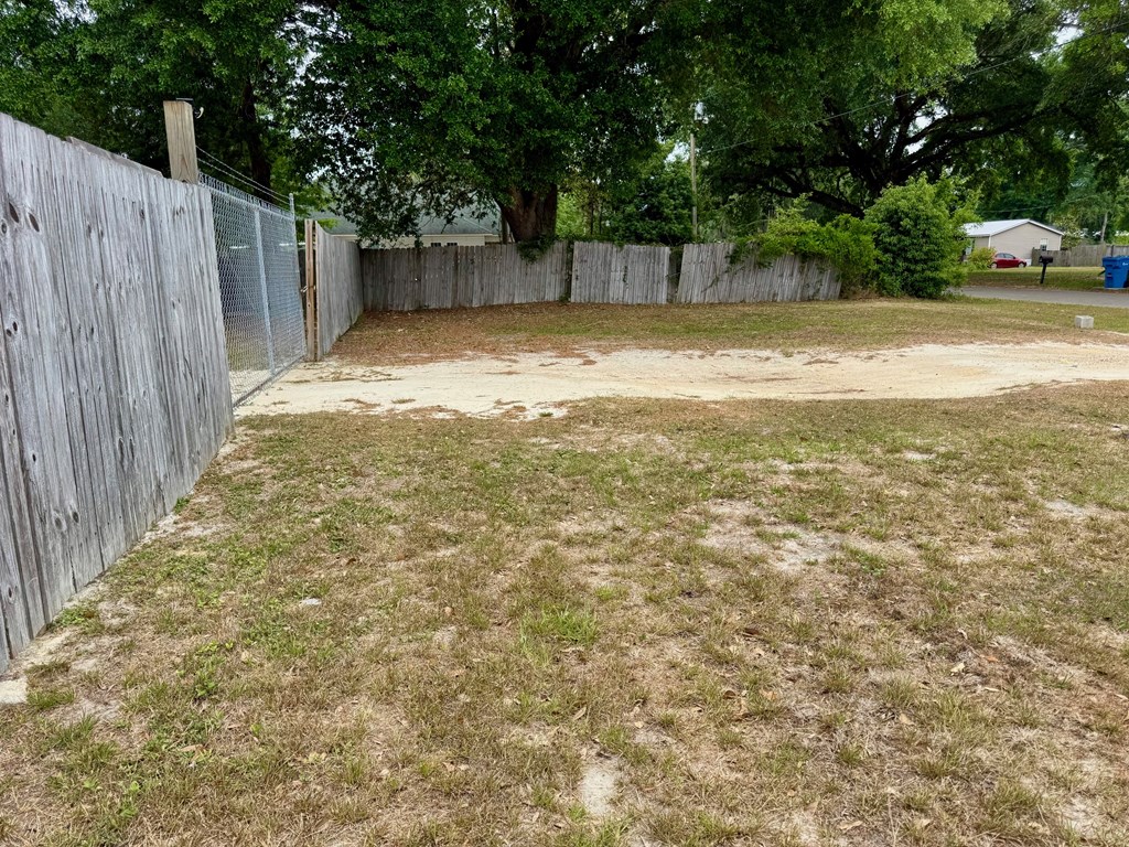 120 N 2nd St, 32465
