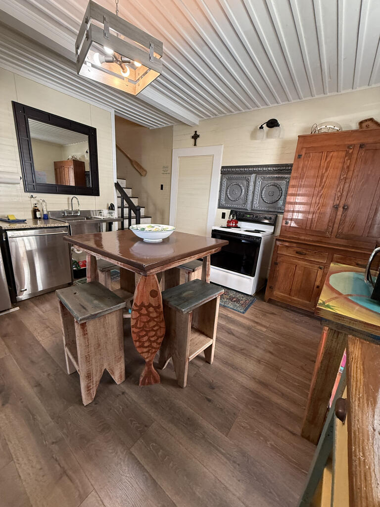 19 Leslie Street, 32320