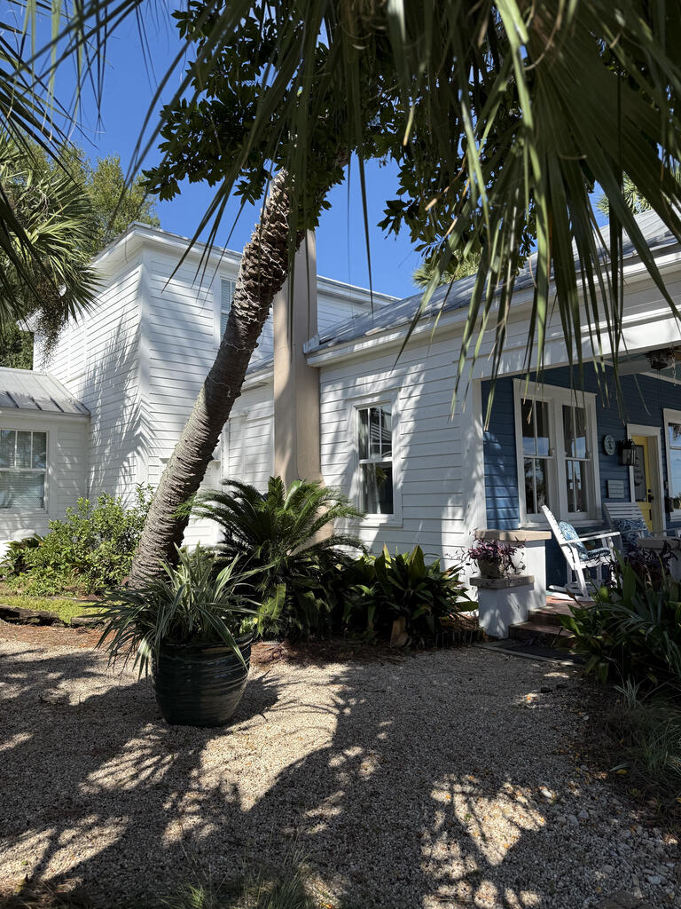19 Leslie Street, 32320