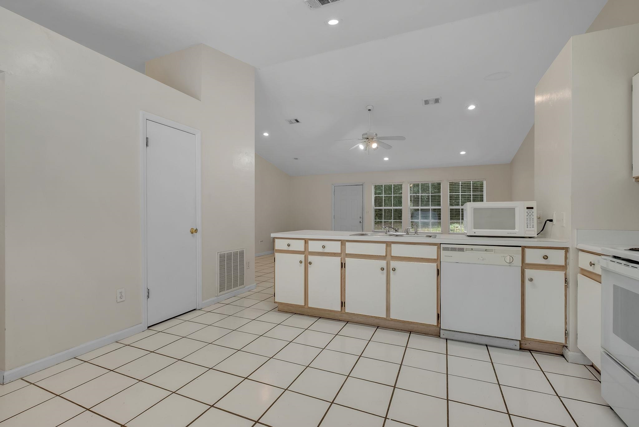 2214 Amelia Circle