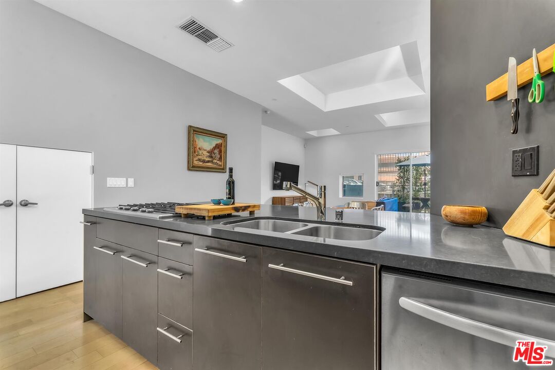 1322 N DETROIT ST Unit: 3