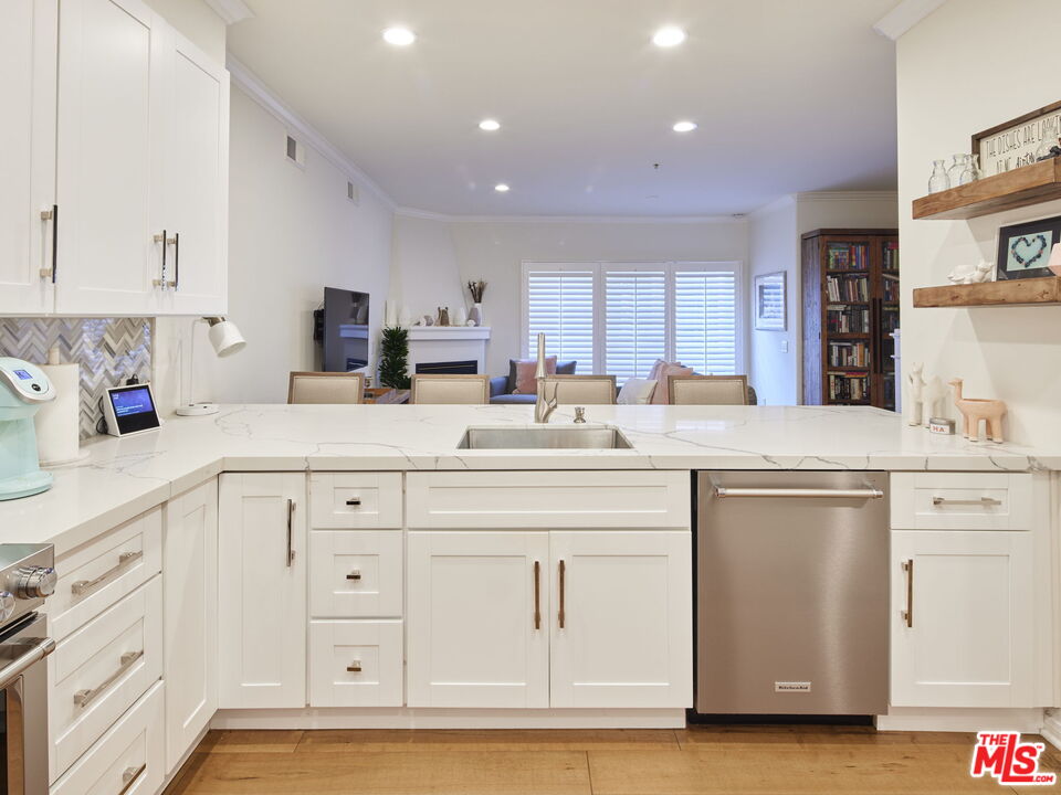 851 N San Vicente Blvd Unit: 123