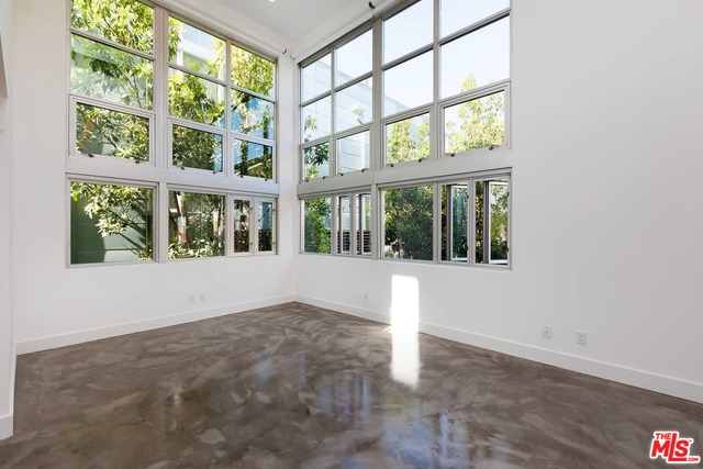 1037 N LAUREL AVE Unit: 17