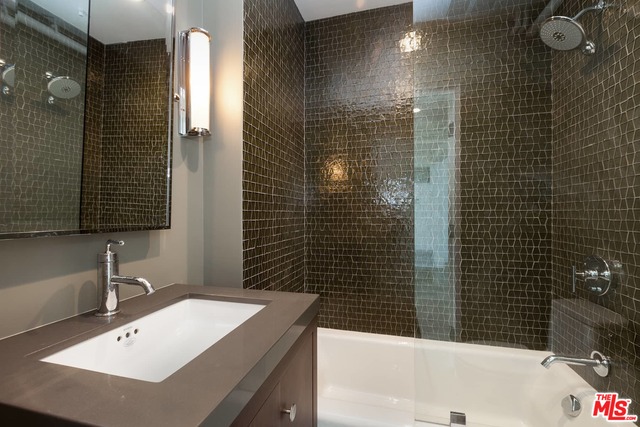 1037 N LAUREL AVE Unit: 17