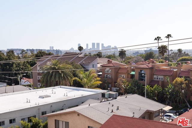 1037 N LAUREL AVE Unit: 17