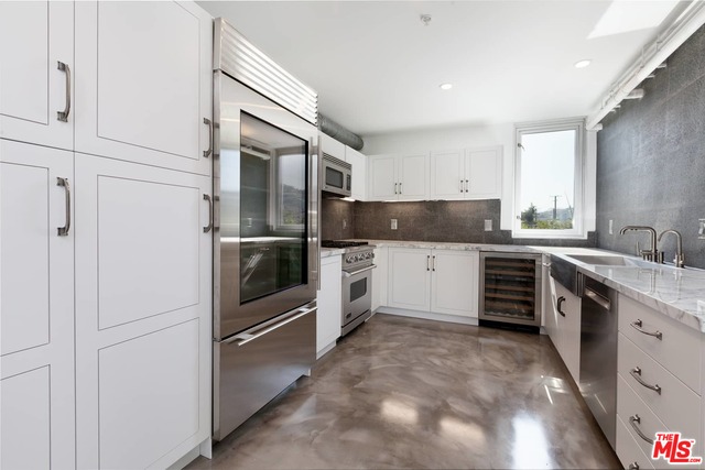 1037 N LAUREL AVE Unit: 17