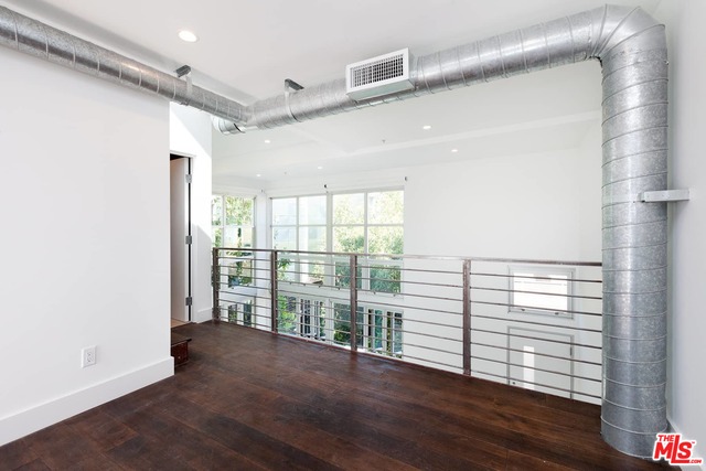 1037 N LAUREL AVE Unit: 17