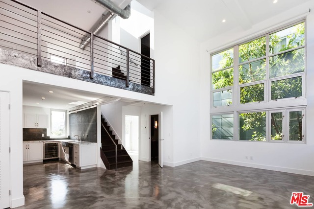 1037 N LAUREL AVE Unit: 17