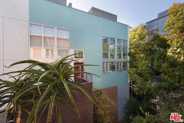 1037 N LAUREL AVE Unit: 17